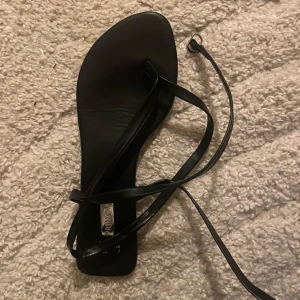 Sandaler - Sköna sandaler man kan justera med banden på sidan. Passar storlek 38-40