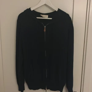 Zip hoodie kashmir  - Säljer min Kashmir blandade zip Hoodie för att den tyvärr har blivit för kort och liten  för mig. Den är i L men är liten i storleken. Tröjan är lite nopprig längs armarna. Nypris 799kr😃