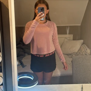 Fin rosa tröja. Dam - Storlek XS. Från new yorker. Inga skador på tröjan 