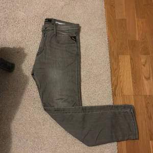 Replay Jeans - Säljer mina Replay anbass jeans för att jag inte använder dem. Använda väldigt fåtal gånger. Nypris ligger på 1299kr. Inga defekter på dem. Storlek 32/32 Perfekta nu till Hösten, hör av er vid minsta fråga😃