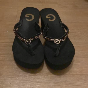 Hot girl summer shoes  - Varje gång jag har på mig dessa skor får jag alltid komplemager, skorna är perfekta om man giller 2000s eller om man vill ha bekväma men fast fina sandaler till sommaren.💖