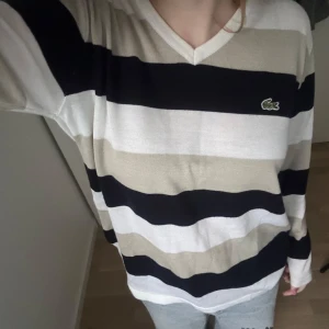 Nya lacoste tröja/kofta - Finn och nya lacoste tröja/kofta. Jag har inte använt det. Säljer den här tröjan, eftersom det är lite för stor för mig. Jag är inte säkert om priset än.