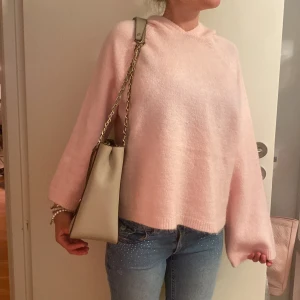 Rosa Gina tricot tröja💕🎀🌸 - Tröjan är i s i rosa färg. Den är stickad och är jätte mysig och ha på kalla dagar. Den har ett litet håll i ryggen💋🌸 den kostar i butik 300kr men säljer för 245kr☺️🩷