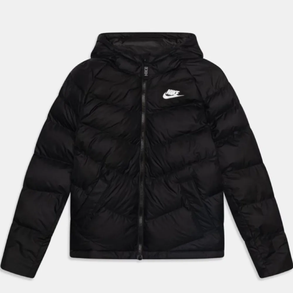 Säljer en snygg och varm svart pufferjacka från Nike. Jackan har en dragkedja framtill. Perfekt för vintern och hösten när du vill hålla dig varm. Hyfsat använd , köpt för 1249kr pris kan diskuteras vid snabbt köp❣️. Jackor.