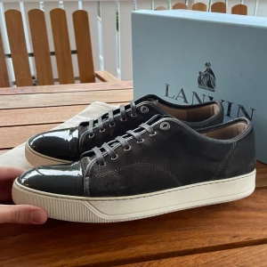 Lanvin skor  - Hej! Säljer nu dessa sjukt populära lanvin skor. Skorna är i superfint skick 8.5/10, helt nya snosnören på! Med skorna medföljer en sjukt stor dustbag 