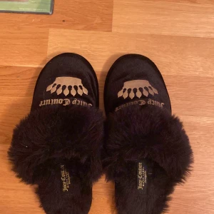 Juicy tofflor storlek 34 - 35🌚🌴 - Fina är från juicy couture de är i storlek 34 - 35 växte ur dom för ett tag sen så bestämde mig för att sälja de. Dom är svarta och texten är guldig🌞🌻