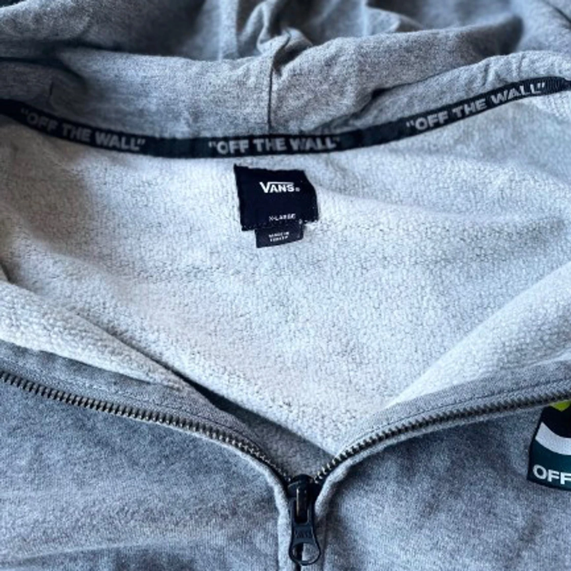 Grå vans hoodie med stort tryck på baksidan - 91