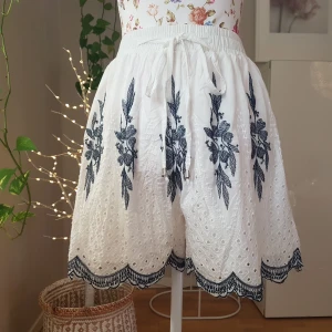 NYA Broderie Anglais-shorts - Nya i påse. För den mer flowy looken bör man hellre ha XS/S (passade iaf inte mig med lite rumpa så bra). Helfodrade. Ganska kraftig resår. ~ STOR rensning i min shop ~ Välj 5 för 100kr oavsett pris, skicka medd/lämna prisförs (gäller där det står) ~