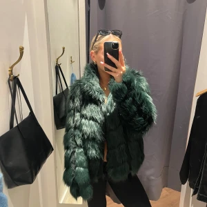 Pälsjacka  - Pälsjacka i fuskpäls, som ny! Går ej att stänga Passar mer S/M än L!!!!