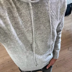 Kashmir hoodie - Helt ny kashmir hoodie! 10/10 skick | Justerbara snören | Bra kvalite | Kom privat för mer frågor eller funderingar🔥