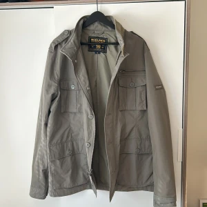 Woolrich overshirt/jacka  - Riktigt schysst Woolrich overshirt perfekt nu till hösten, är i storleken xl men jag skulle säga mer som L. Nypris runt 3000. Priset går att diskuteras 
