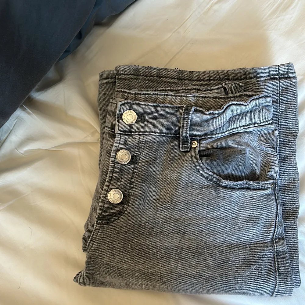 Säljer dessa HELT NYA jeans från Gina som ändast har använts 1 gång🤗 nypris 349kr säljer för 250! Pris kan diskuteras!🙌. Jeans & Byxor.