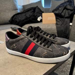 Hej! Säljer mina Gucci skor som jag bytte till mig men inte kommit till användning. Modell: GG supreme Tigers sneakers Storlek: 45 