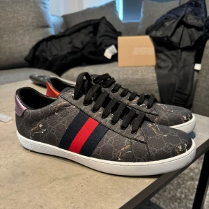 Gucci skor - Hej! Säljer mina Gucci skor som jag bytte till mig men inte kommit till användning. Modell: GG supreme Tigers sneakers Storlek: 45 
