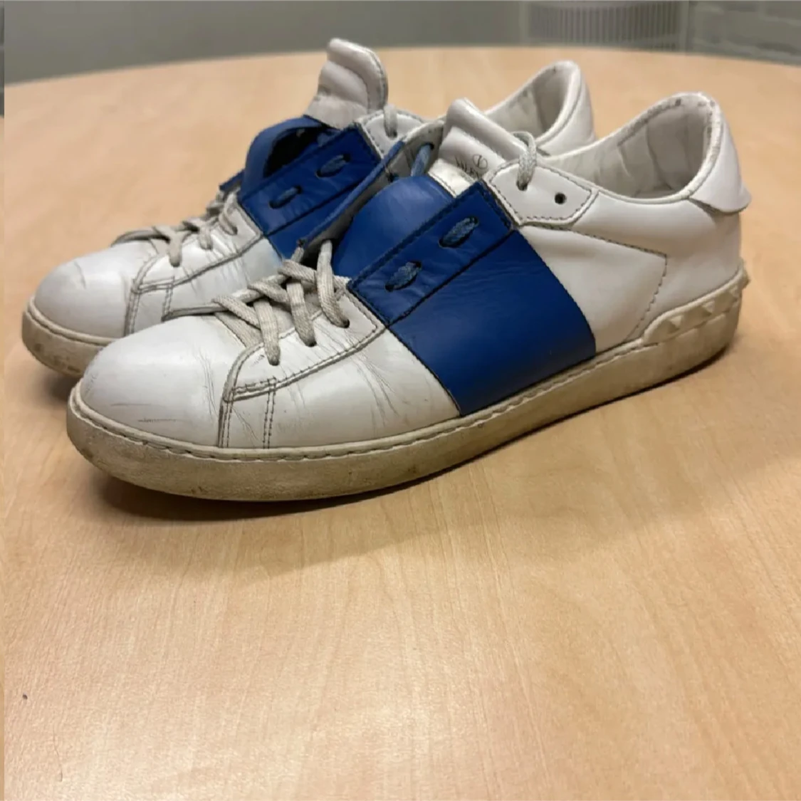 Valentino Garavani sneakers i vitt och blått - 91