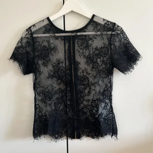 Spetströja - Säljer denna spetströjan, finns inga lappar i men passar XS/S. Använd nån enstaka gång, i nyskick. Tryck gärna på ”köp nu”.