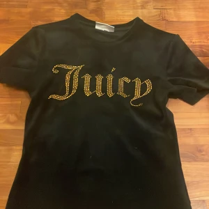 Juicy - Säljer denna Juicy tröja för att den kommer inte till andvändning, kontakta för fler bilder eller frågor!