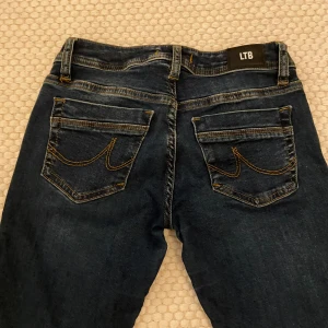 Lågmidjade jeans  - Säljer dessa jättesnygga lågmidjade bootcut jeansen ifrån LTB🤩💞 midjemåttet rakt över: 33cmmed strech, innerbenslängden:77cm