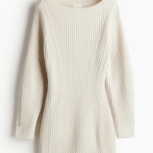 Stickad klänning - Helt ny stickad klänning i en créme vit färg från hm, köpt för ett år sen men har inte används så den är i väldigt bra skick, säljer den pga att den är för stor på mig säljs på hm just nu men säljer den 100 kr billigare 