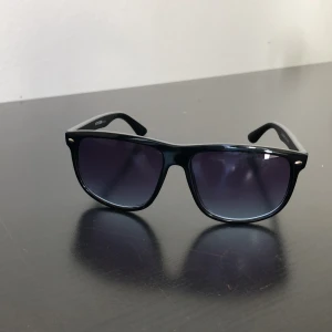 Liknade rayband boyfriends - Fetta solbrillor som är lika rayband boyfriends. Helt nya. Billigt pris!