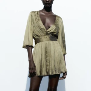 Zara Satin Klänning - Olivfärgad klänning från Zara❣️Aldrig använd!! Pris går att diskutera!🙌