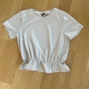 Beige topp - Jättefin topp från Gina ❣️