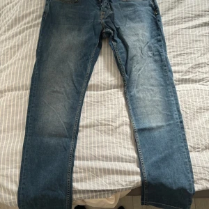 Morris jeans slim ST 32/32 - Hej säljer nu mina Morris jeans smil fit eftersom dem är försmå inga skador och är i fint skick och är väldigt snygga på. Mvh Alexander