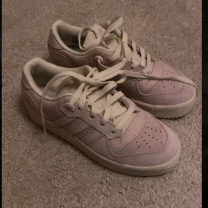 Ljusrosa adidas sneakers - Ljusrosa sneakers från adidas, nyskick🤍