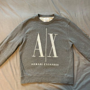 Armani Exchange Tröja - Armani Exchange tröja i grå, storlek S men passar även M, Använd några gånger. Säljer pågrund av att jag behöver rensa garderoben och behöver lite pengar. Skriv för mer bilder osv….