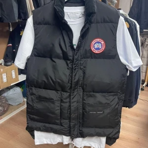 Canada Goose Väst - Sjukt bra skick, använd kanske 5-7 gånger som högst! Fysiskt kvitto finns!!!