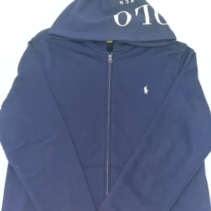 Polo ralph lauren zip - En äkta polo Ralph lauren zip, i nästan oanvänd skick! Dm för fler bilder