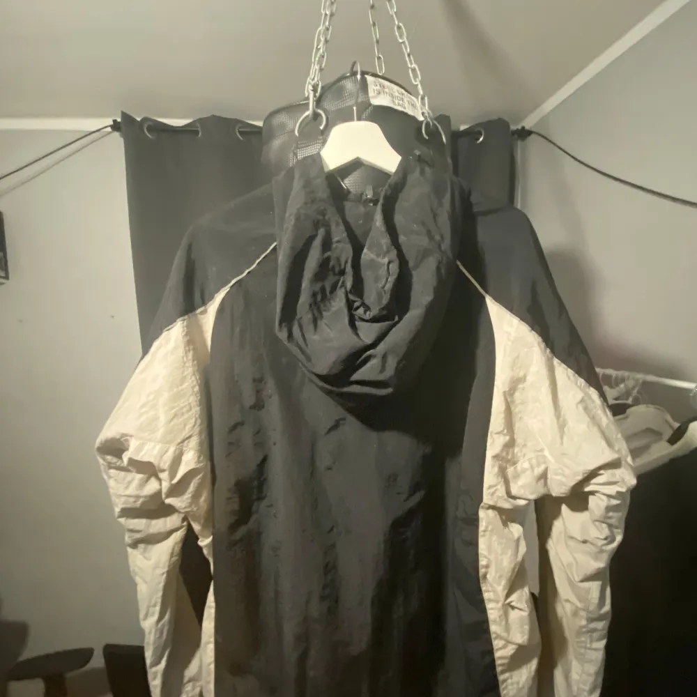 Säljer min corteiz windbreaker grå färgad då jag inte använder. Perfekt för vintern funkar som en jacka. Det är size S. Fräsch o riktigt skön. Pris kan diskuteras . Takit.