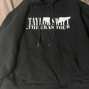 Taylor Swift hoodie - En Taylor Swift eras tour  hoodie. Bra skick inga hål eller några permanenta fläckar. Pris kan diskuteras 