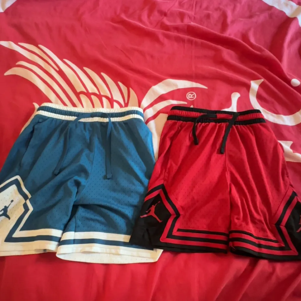 Säljer 2 st basketshorts i röd och blå färg! Storleken på de blå är S och storleken på de röda är XS. Shortsen kostar ca 650kr nypris och jag säljer för 199kr styck. Båda för 349kr. (Om ni vill ha båda, så kontakta mig så lägger jag upp en ny annons). Sportswear.