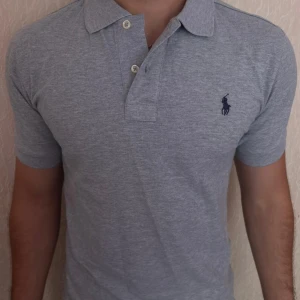 Ralph lauren pike -  En fin grå ralph lauren pike i ny skick, kvitto finns inte tyvär 