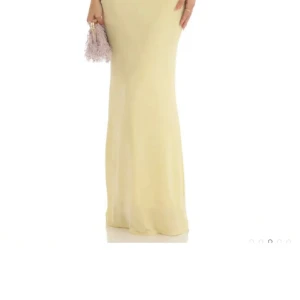 Gul balklänning  - Jätte fin balklänning som jag har använt endast en gång på en läramiddag i 9an. Kommer från Lucy in the sky Los Angeles. Skriv för mer frågor!💛