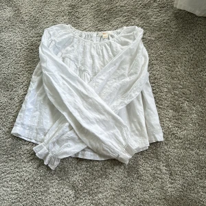  vit Blus/tröja - En jätte fin tröja från Gina💗 Skriv om ni vill ha fler bilder🙌🏼🙌🏼
