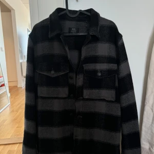 Neuw Overshirt - Aldrig använd, tags finns kvar!  Färgen är svart/grå randig  Storlek Small  Skjortan är i bomull och är lite tjockare och varmare