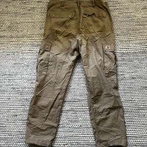 Carhartt cargos  - Ett par beiga carhartt cargos i toppen skick, storlek 36X32
