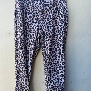 Leopardmönstrade leggings från Divided - Säljer ett par snygga leopardmönstrade jeans från Divided. De är i storlek EUR 36 och har en cool och trendig look. Perfekta för att ge din outfit lite extra edge! 🐆