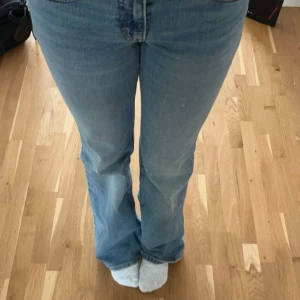 Low waist jeans  - skit snygga low waisted jeans från levis. Dom är i storlek w24 L34 och är Bootcut/ Flare. Använda vid endast två tillfällen, nypris är 949. 