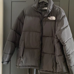Jacka - Säljer en heöt ny the north face jacka i storlek XXL men passar L mer i storlek. 