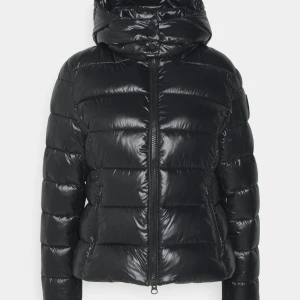 Save the duck jacka  - Super fin jacka, perfekt till vintern. Säljer då den tyvärr är för liten 💓 Användit  sparsamt, köpt för ca 3300kr