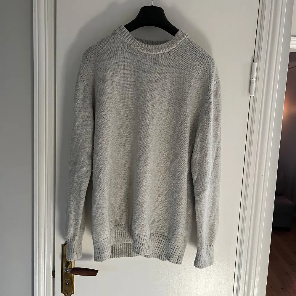 Säljer en stilren beige stickad tröja från H&M i relaxed fit. Perfekt för både höst och vinter med sin bekväma passform. Tröjan har långa ärmar och ribbade muddar vid ärmslut och nederkant. Tröjan har storlek M och säljs för 149kr. Tröjor & Koftor.