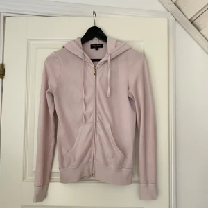 Juicy couture tröja  - Den gamla modellen! Superfin ljuslila färg💓 sliten och väl använd, där av priset! Kan diskutera priset💝Skriv vid frågor💞