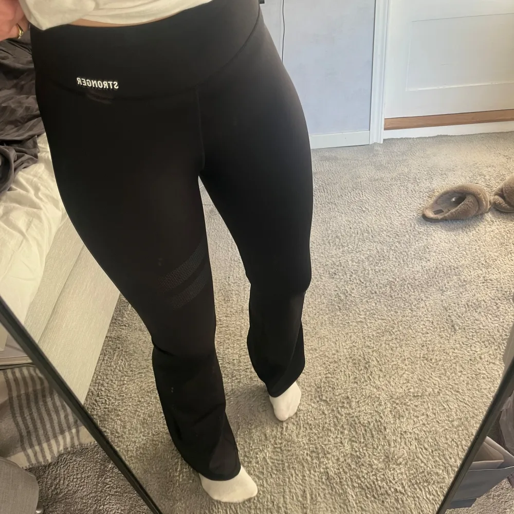 Yoga pants från stronger i strl S, väldigt fint skick, nypris 799kr!. Sportswear.