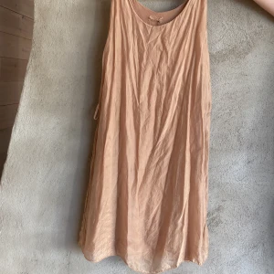 Gammelrosa silkes klänning  - Storlek S Bra skick men fattas runt skärp i samma material.