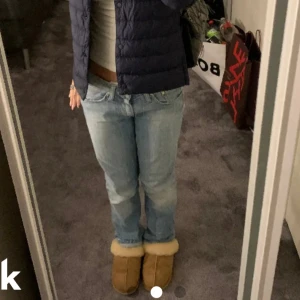 Lågmidjade jeans  - Säljer ett par jätte snygga lågmidjade jeans. Sitter sjukt snyggt och passar till allt. Jätte fint skick🍁  Skriv om du har funderingar!🩵