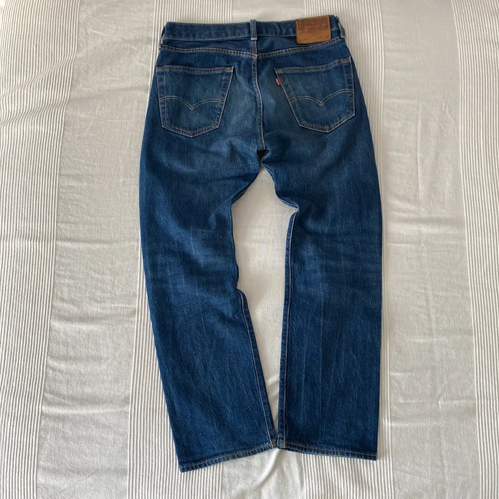 Säljer mina Levis 501. Inte mycket använda och i väldigt gott skick. Priset kan diskuteras och om man vill ha fler bilder eller undrar något så är det bara att höra av sig. . Jeans & Byxor.