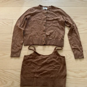 Matchande set  - Matchande set med linne och kofta från old navy, aldrig använt- super bra skick. Perfekt nu som mysiga tröjor för hösten!